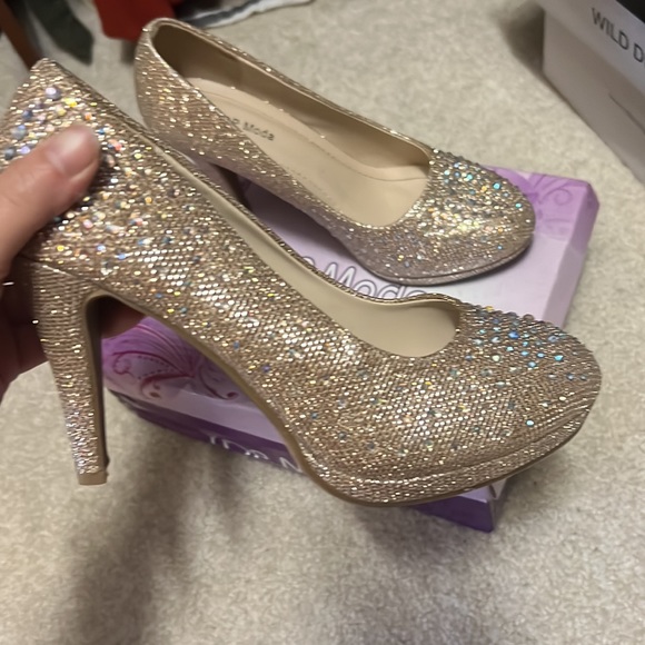 Worn once excellent condition too moda hood glitter shoes. - Picture 3 of 3